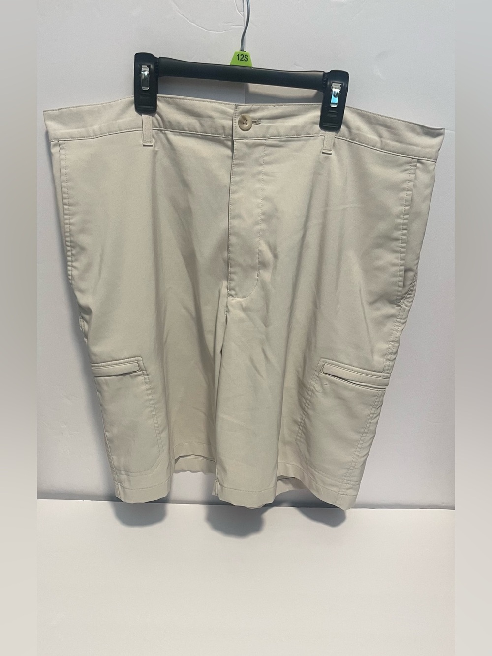Men”s CHAPS Golf  10” Light Beige Performance Lightweight Casual Shorts 
Size 36
